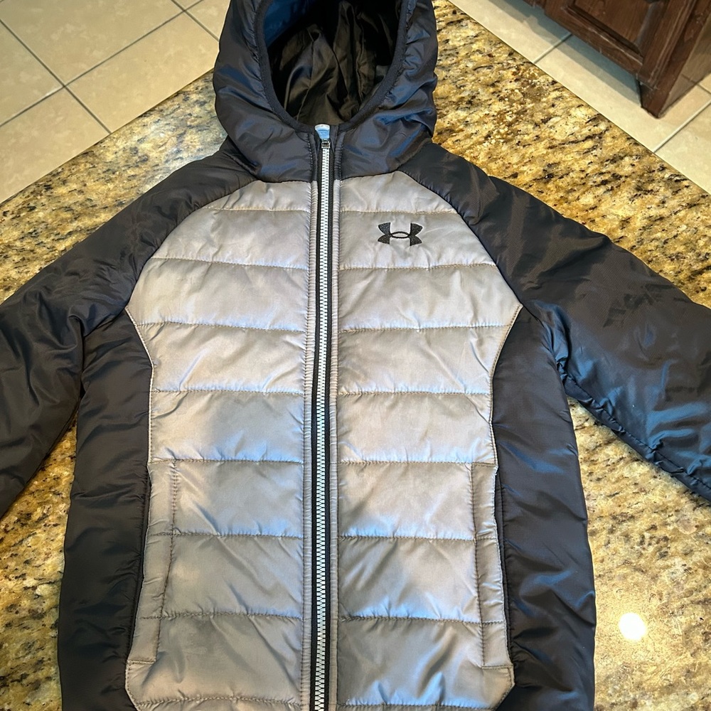 The Under Armour Pronto Puffer Jacket, a perfect blend of style and comfort.